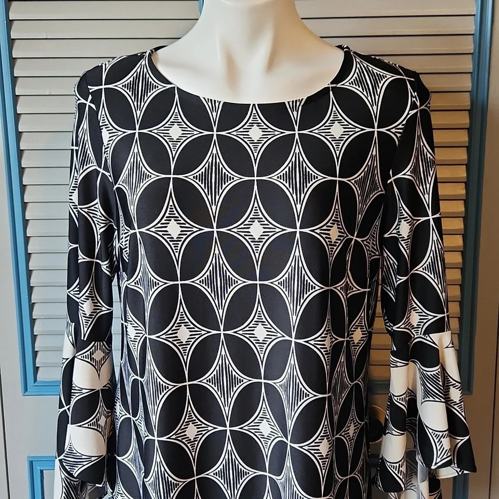Roz & Ali Women’s Geometric Print Dress with Flare Sleeves - Picture 3 of 13